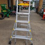 Extendable platform ladder